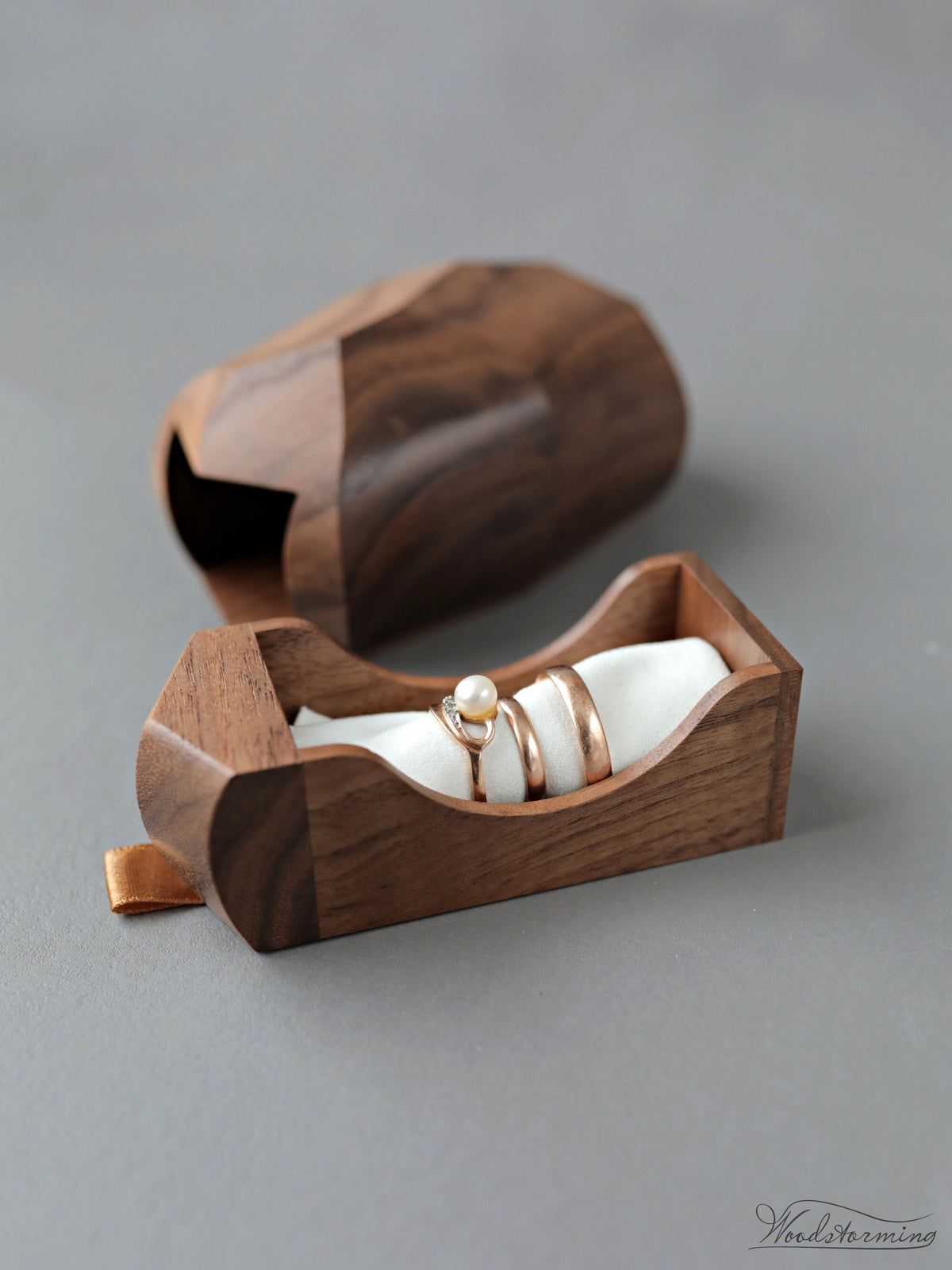 Double Wedding Ring Box – Handcrafted Walnut Wood | Woodstorming