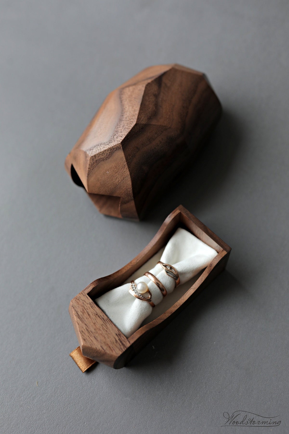 Double Wedding Ring Box – Handcrafted Walnut Wood | Woodstorming
