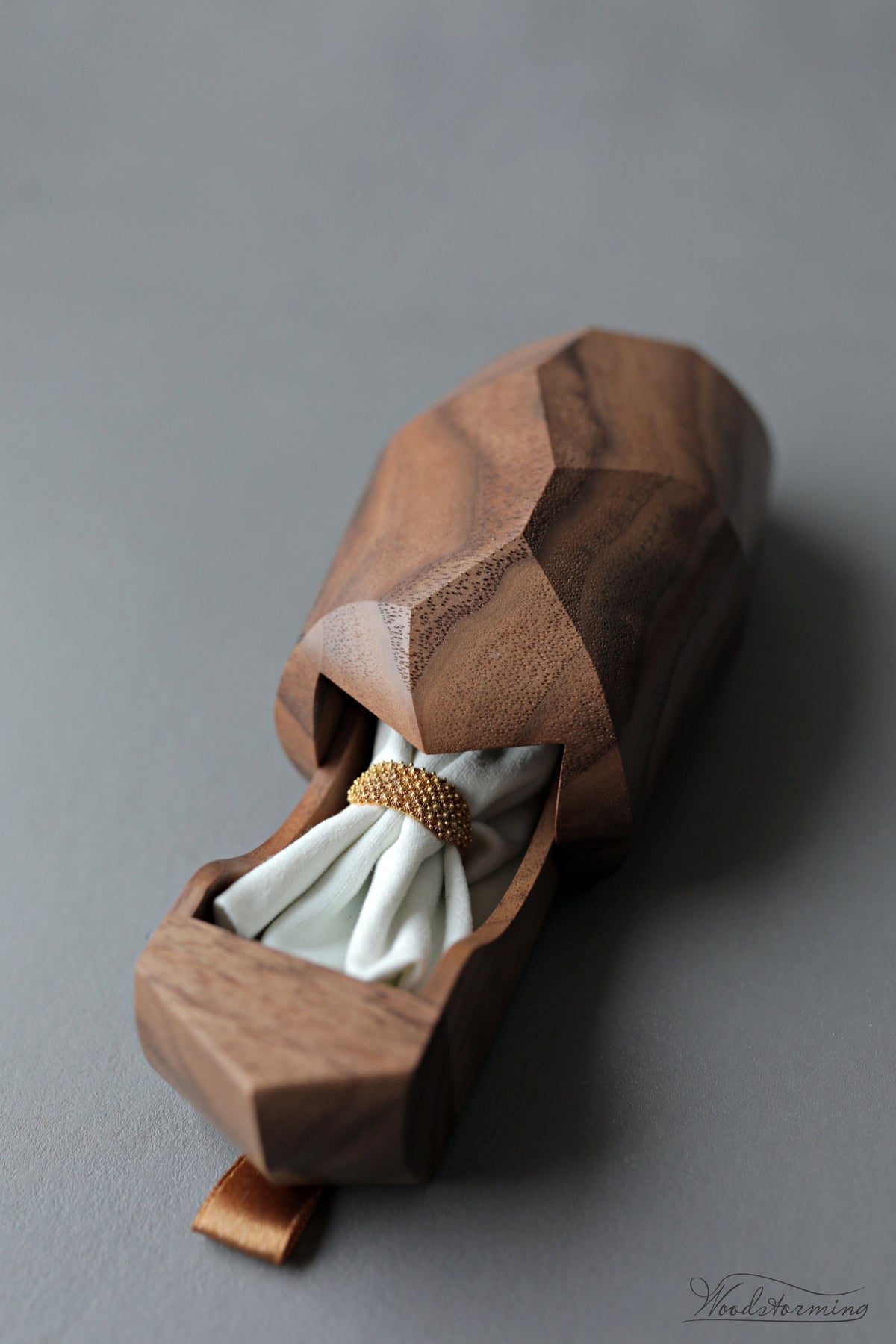 Double Wedding Ring Box – Handcrafted Walnut Wood | Woodstorming